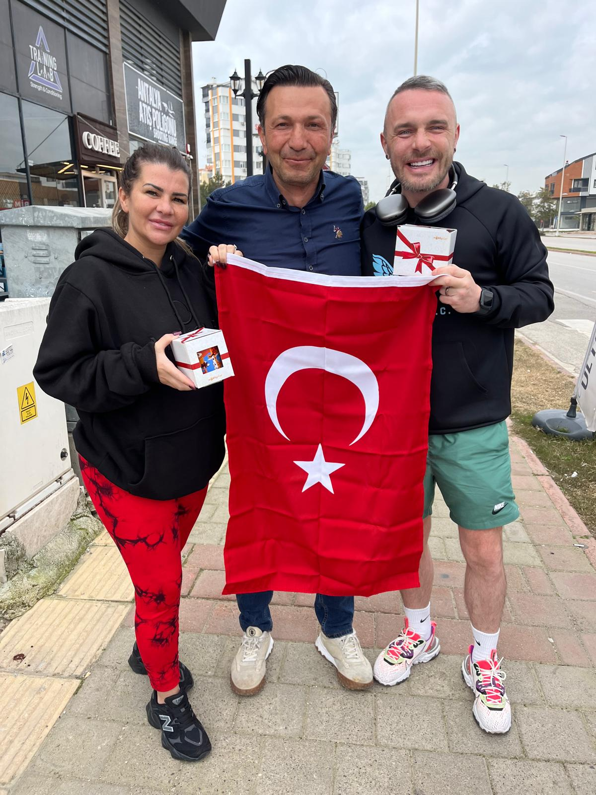 Çift yeni gülüşleri dental veneer sonrası