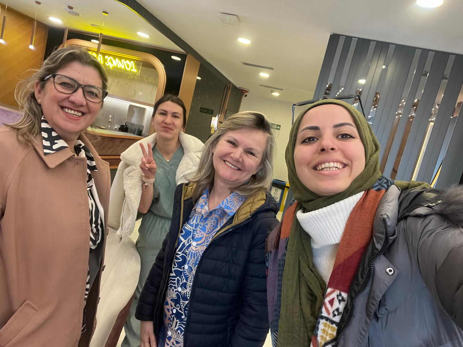 Gülüş tasarım kliniğinde mutlu hasta grubu