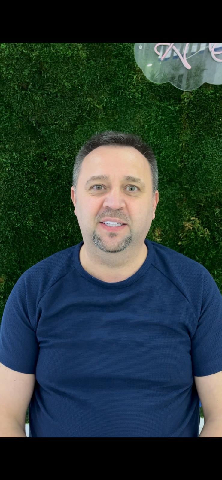 Mutlu çift diş tedavisi sonrası başparmak yukarı