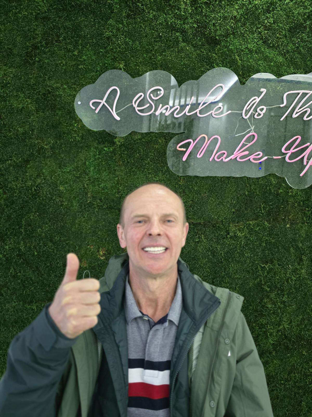 Gülüş yenileme sonrası mutlu hasta başparmak yukarı