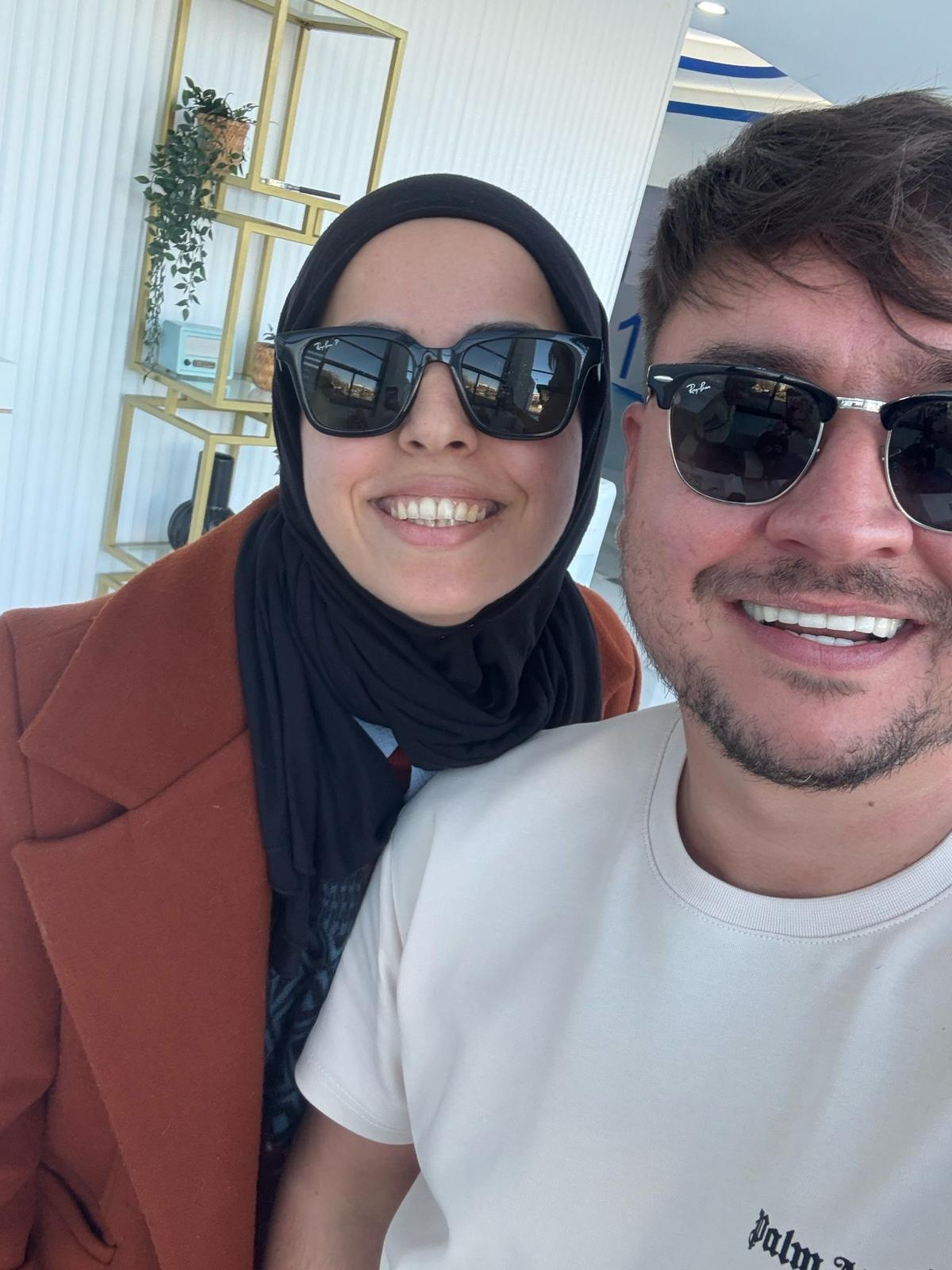 Erkek hasta mükemmel dental veneer için başparmak yukarı