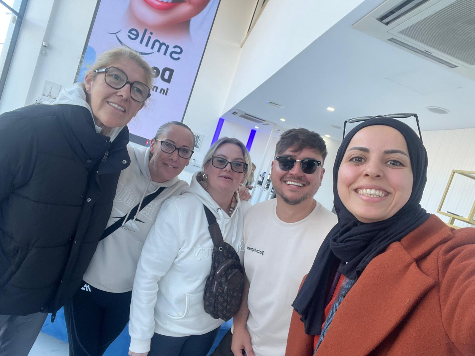 Yaşlı diş hastası yeni gülüşü ile mutlu